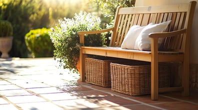 By placing baskets underneath this bench,  you save space and optimize the function of your outdoor area.