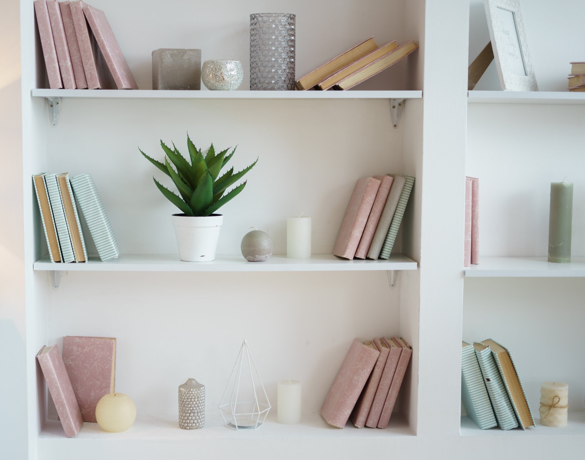 decorating bookshelves