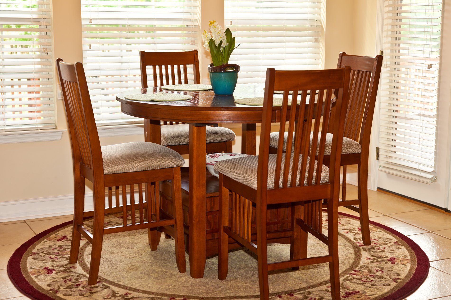 round dining room table